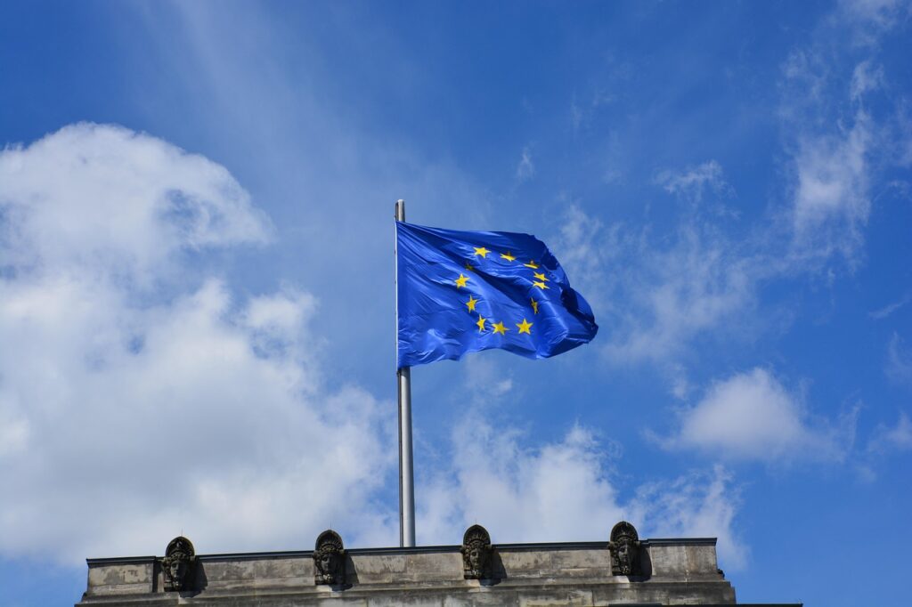flaga Unii Europejskiej nad powiewająca na wietrze nad budynkiem