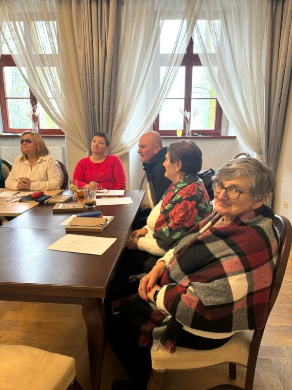 Uczestnicy szkolenia siedzący przy stole