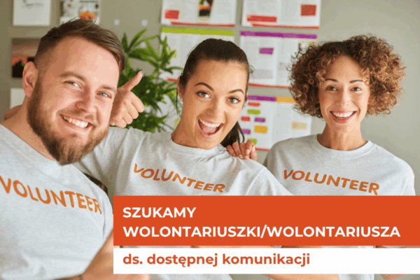 na zdjeciu widzimy trzy uśmiechnięte młode osoby w koszulkach z napisem Volunteer