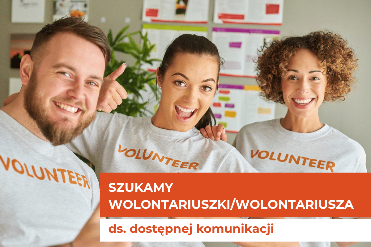 na zdjeciu widzimy trzy uśmiechnięte młode osoby w koszulkach z napisem Volunteer