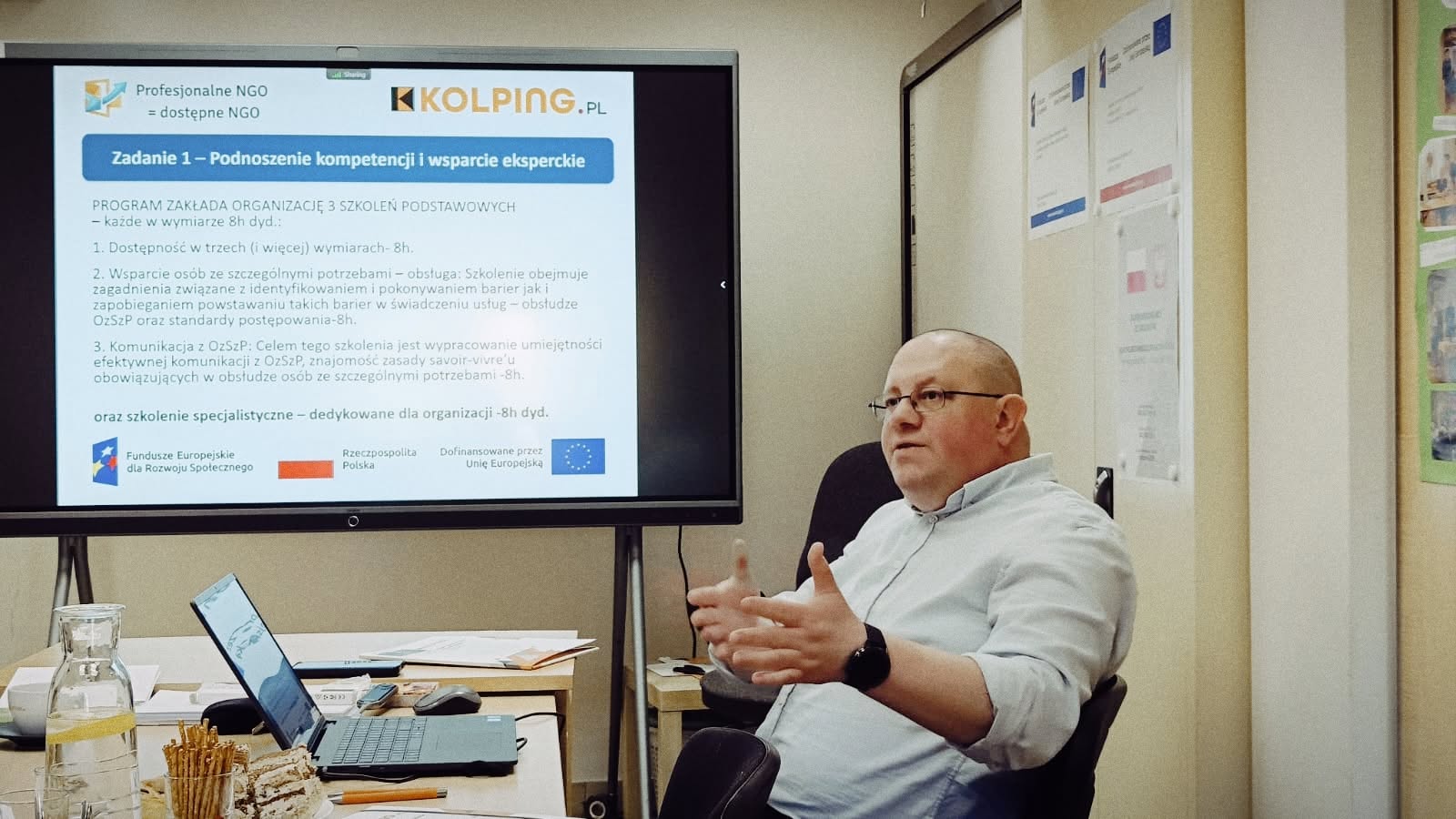 prowadzący mówi o projekcie