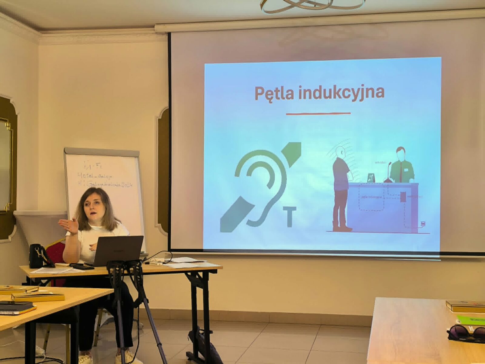trenerka prowadzi szkolenie