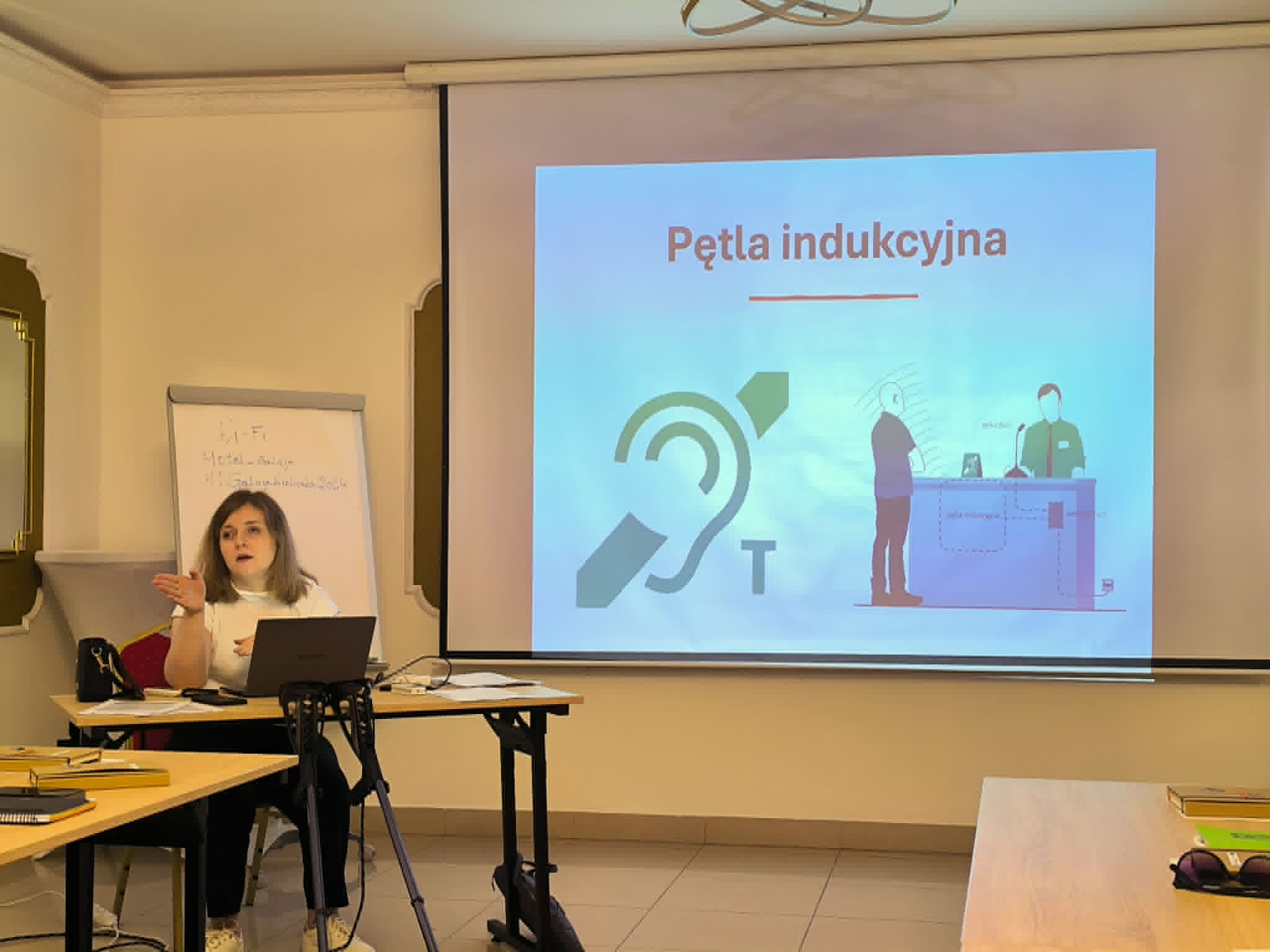 trenerka prowadzi szkolenie